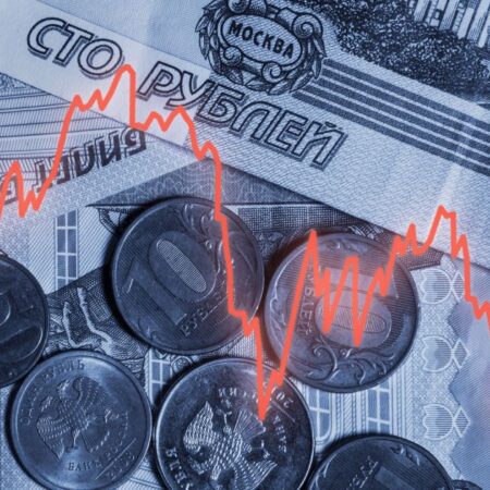 Рубль дешевеет из-за валютного спроса и минимизации риска перед праздниками